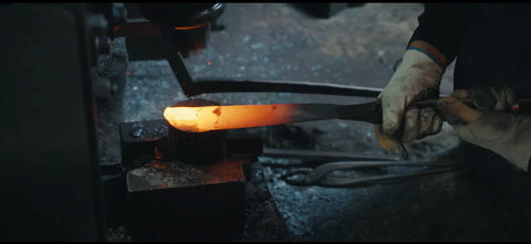 Forgé main vs. fait à la machine : Quelle est la différence ?