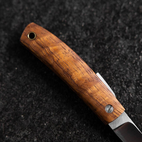 Couteau de Poche AUS-8 Koa Hawaïen Couteau d’Extérieur 55 mm avec Étui Cuir-[Musashi]-[Couteaux de cuisine japonais]