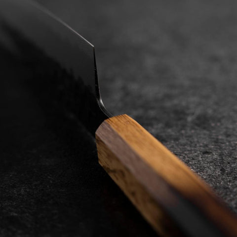 Santoku AUS-8 Revêtement inox Kurouchi Tsuchime Manche Yaki Urushi 170mm-[Musashi]-[Couteaux de cuisine japonais]