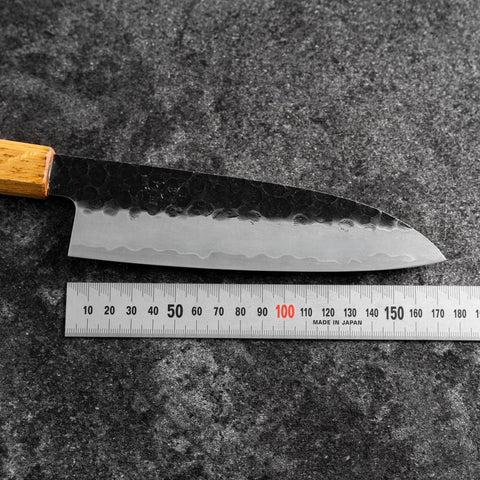 Santoku AUS-8 Revêtement inox Kurouchi Tsuchime Manche Yaki Urushi 170mm-[Musashi]-[Couteaux de cuisine japonais]