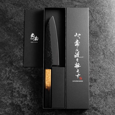 Santoku AUS-8 Revêtement inox Kurouchi Tsuchime Manche Yaki Urushi 170mm-[Musashi]-[Couteaux de cuisine japonais]